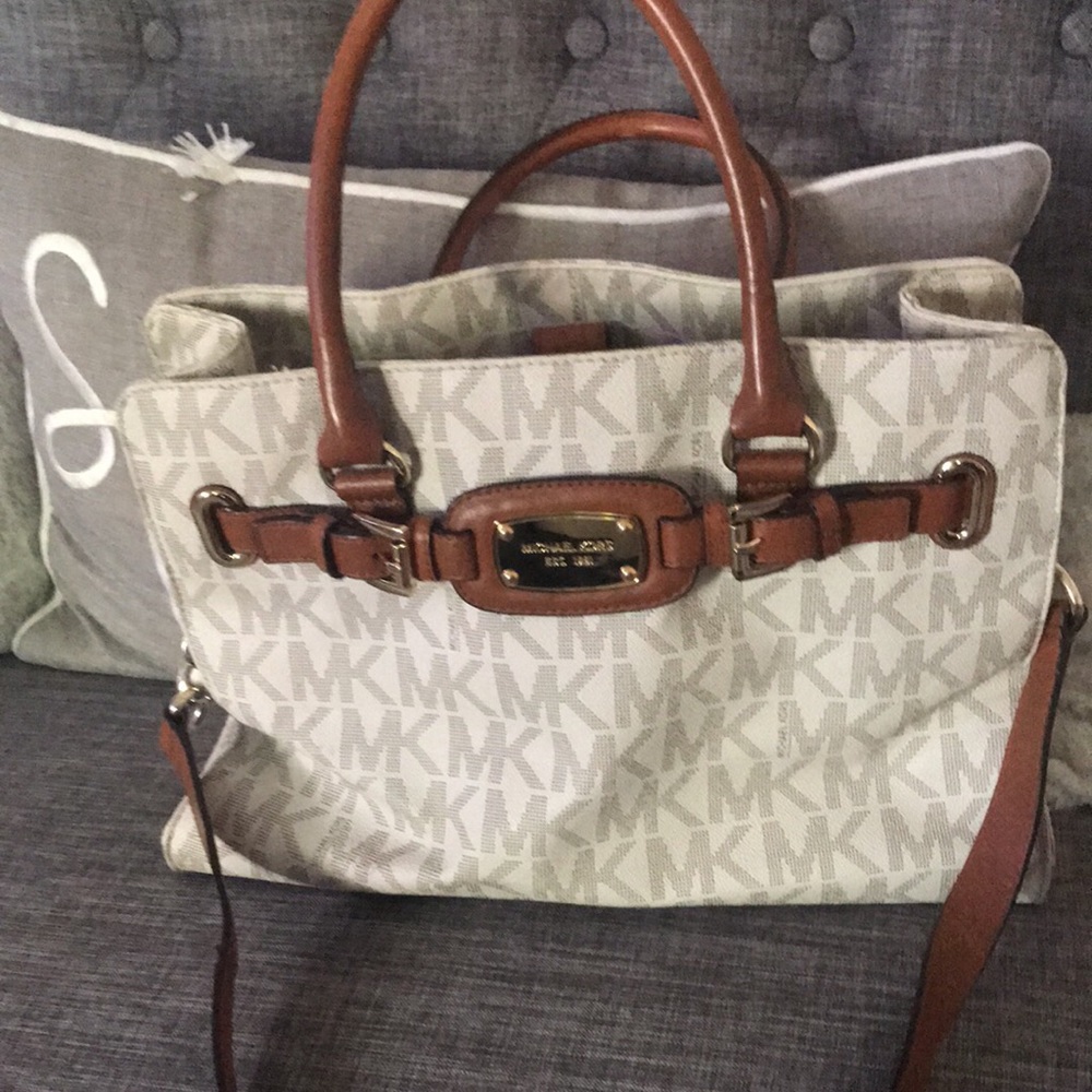 Like new Michael kors LG ew tote